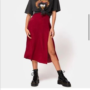Saika midi skirt in satin cheetah raspberry